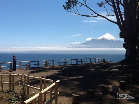 A Ana fotografa o magnífico vulcão Osorno enquanto damos a volta no lago Llanquihue, região de Puerto Varas, no sul do Chile
